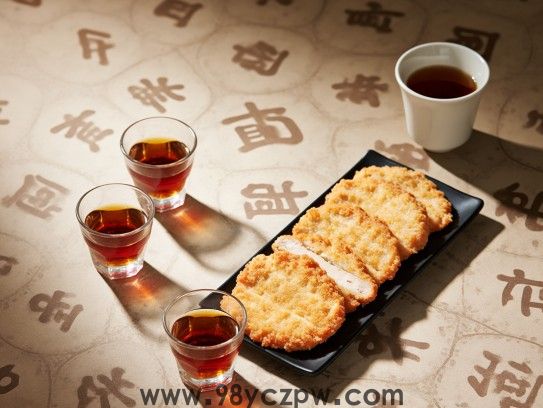 四份鸡排六杯红茶巧解生肖谜题，一语双关揭示生肖奥秘