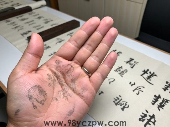 股掌之间巧绘生肖，深度揭秘中国书法艺术的无穷魅力与精湛技艺