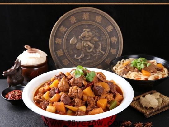探寻食文化，大盘鸡牛肉面背后的生肖奥秘与文化传承