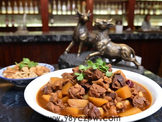 探寻食文化，大盘鸡牛肉面背后的生肖奥秘与文化传承