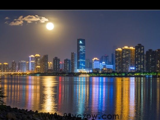 中秋佳节八月十五，岸边赏月写意时光，中秋月圆情意浓，共赏江畔浪漫夜