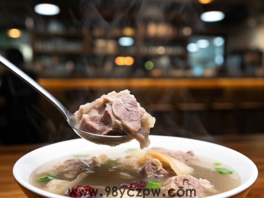 羊城冬至羊汤暖，生肖小康羊跃喜临，羊肉炖汤传承民俗情